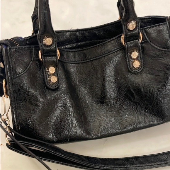 City Inspired Black Crossbody Handbag - Picture 3 of 11